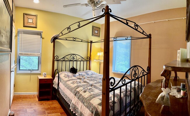 Building Photo - 512 Side Saddle