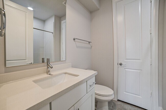 Building Photo - Stunning Modern Townhome in Central Location!