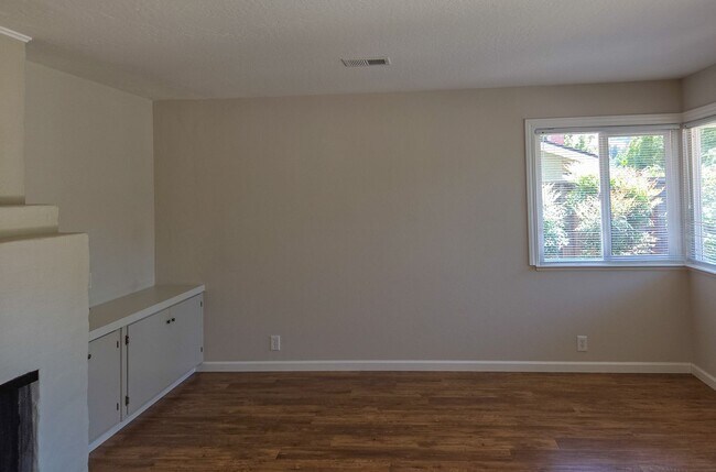 Building Photo - Beautifully Renovated Duplex Across from Blossom Hill Park