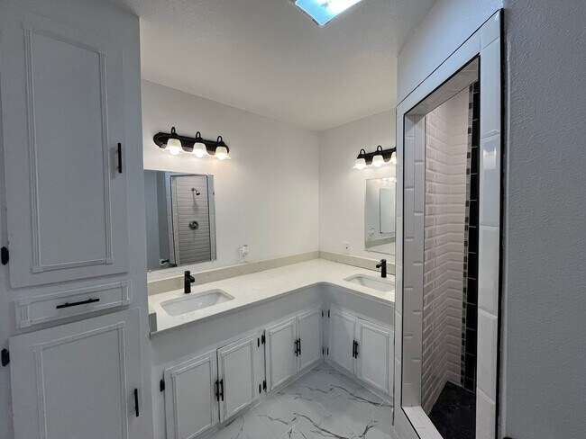 Building Photo - 3309 Mahan Dr