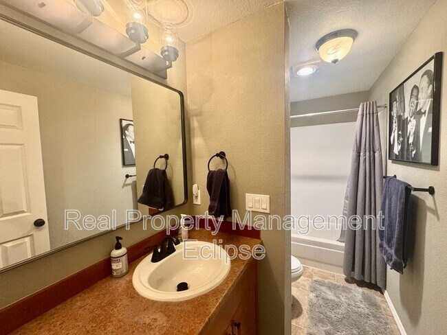Building Photo - 15433 Country Club Dr