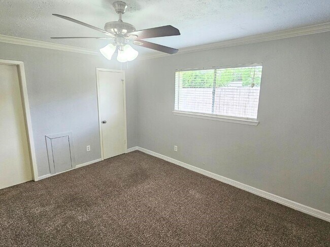 Building Photo - 9526 Golden Wood Ln