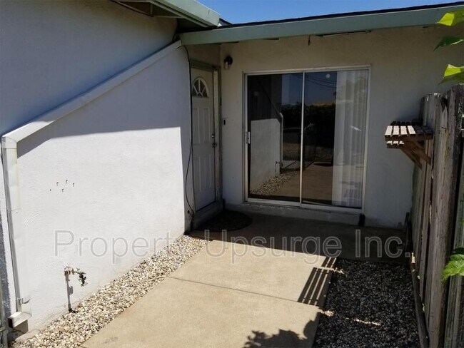 Building Photo - 175 Oroview Dr