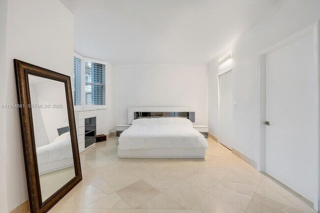 Building Photo - 300 South Pointe Dr