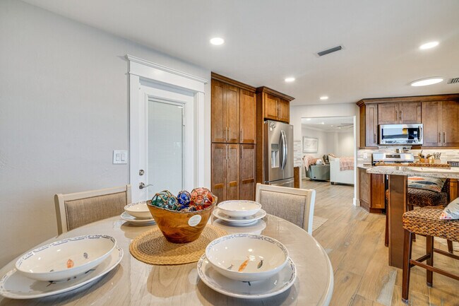 Building Photo - 11599 Island Ave