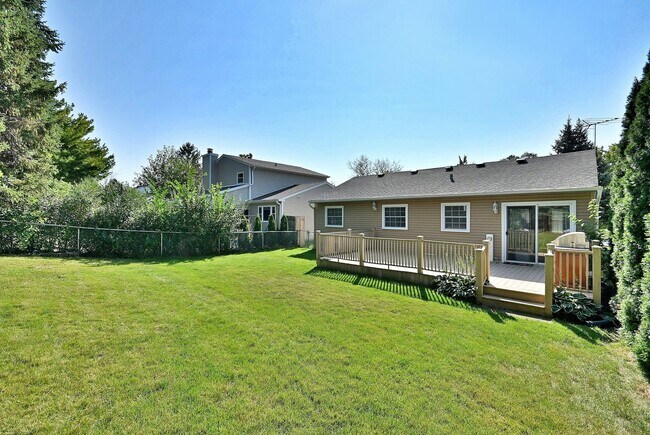 Building Photo - 714 N Lakeside Dr