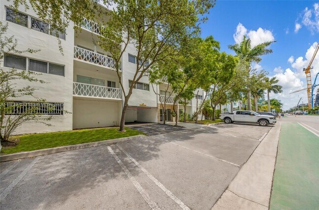 Building Photo - 10001 W Bay Harbor Dr