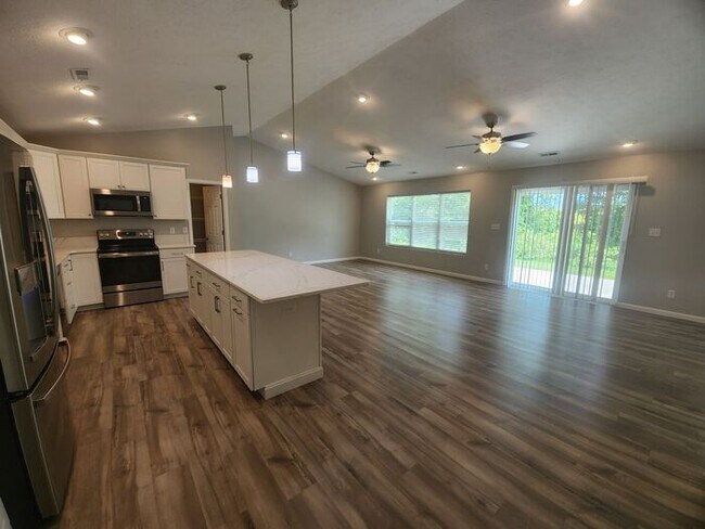 Building Photo - Hot Deal: Save $2,000 Today! Qualified app...