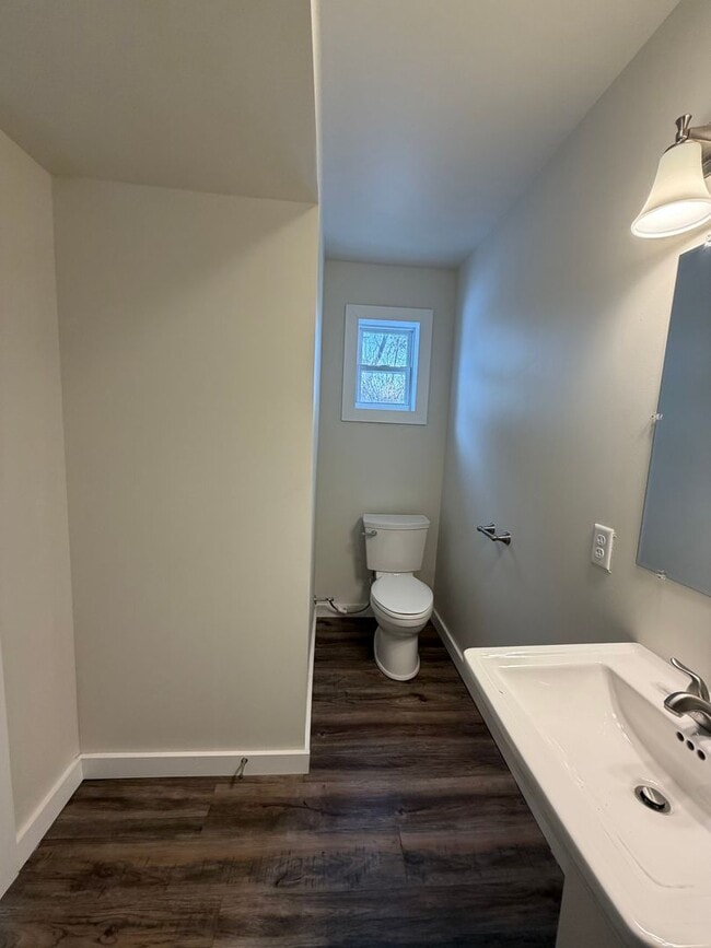 Building Photo - Beautifully remodeled and completed 1 bedroom apartment. FREE MONTH OF RENT!*