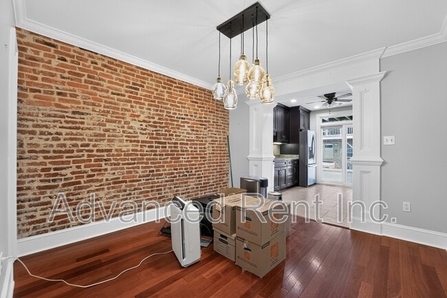 Building Photo - 528 S Curley St