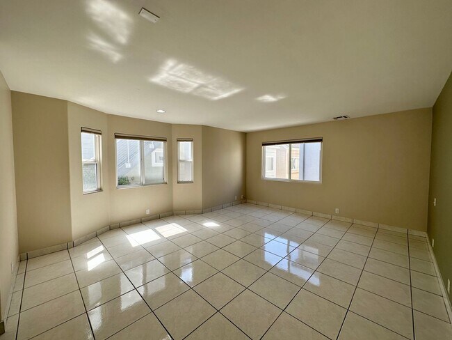 Building Photo - 4053 Sunset Ln
