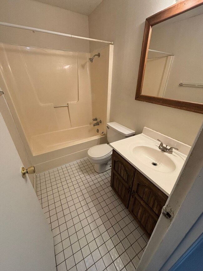 Building Photo - 3-Bedroom 2-Bathroom House in Fayetteville Near Fiesta Square!