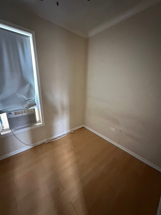 Building Photo - 321 W 24th St