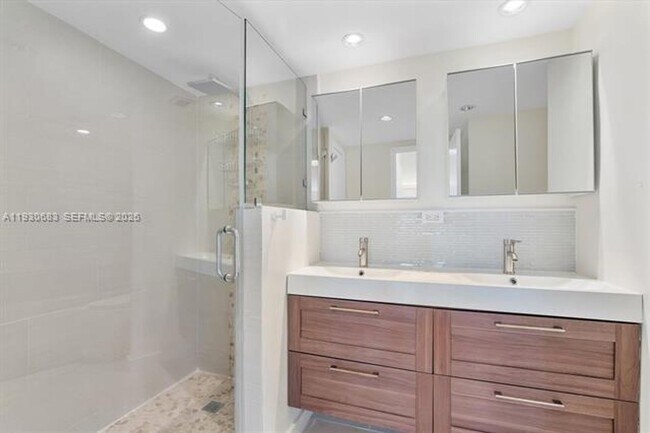 Building Photo - 10101 E Bay Harbor Dr