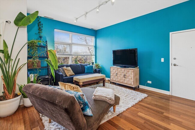 Building Photo - 3741 N Wolcott Ave