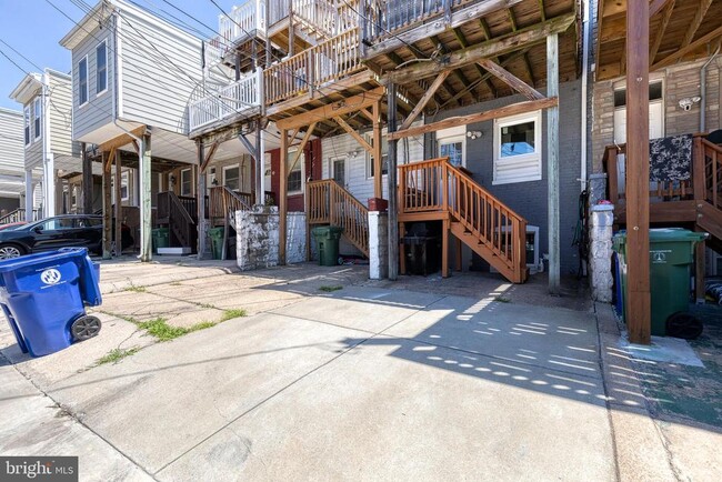 Building Photo - 724 S Curley St