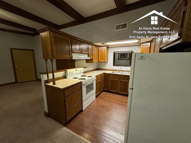 Building Photo - 103 E 10th St