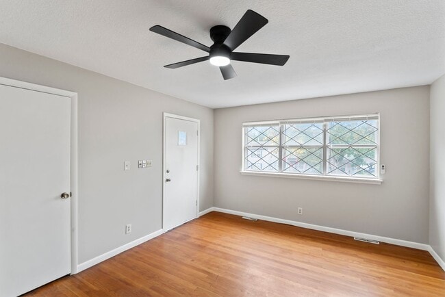 Building Photo - Modern Comfort in Independence, MO – 3-Bedroom Duplex! $1295.00