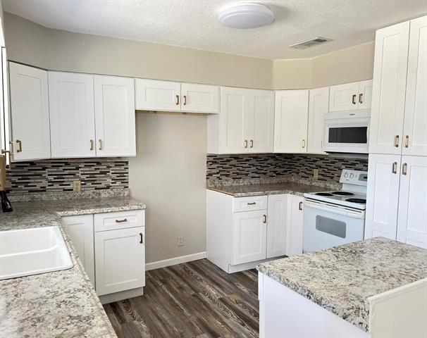 Building Photo - 209 Red Bird Ln