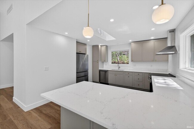 Building Photo - 4620 S Woodbine Dr