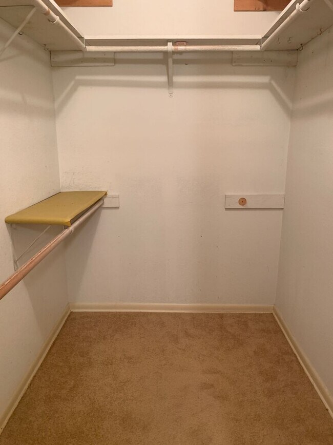 Building Photo - Cozy and Quaint 2 bedroom 2 bath with bonu...