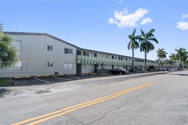 Building Photo - 980 NE 170th St