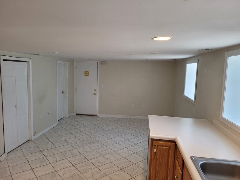 Building Photo - 2537 Rhodes Ave