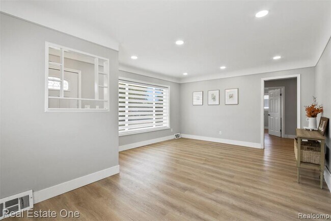 Building Photo - 6118 Amboy St