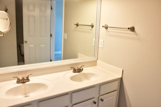 Building Photo - Great End Unit Townhome- Located in Mid-to...