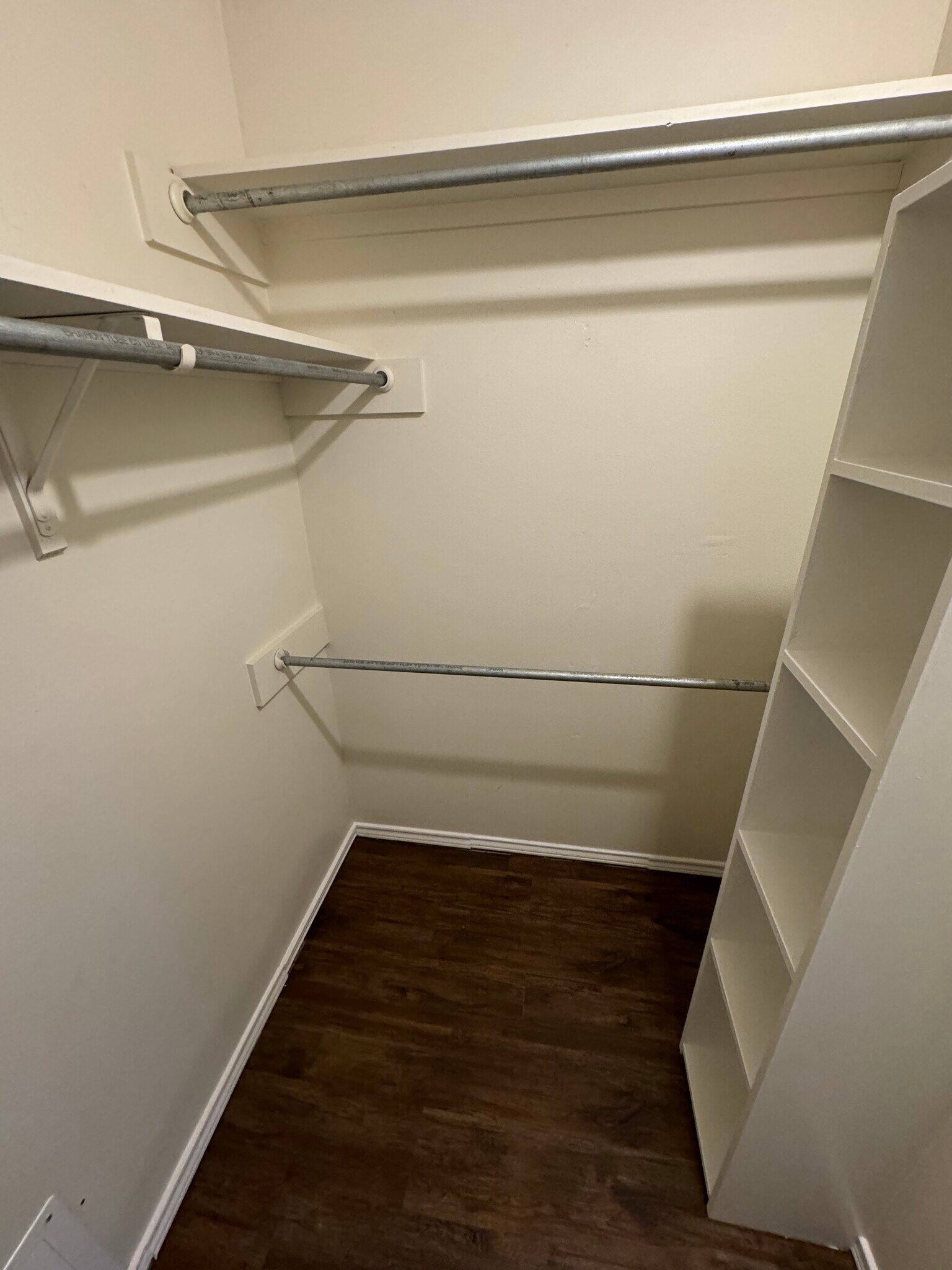 Building Photo - 534 N Brentwood Ave