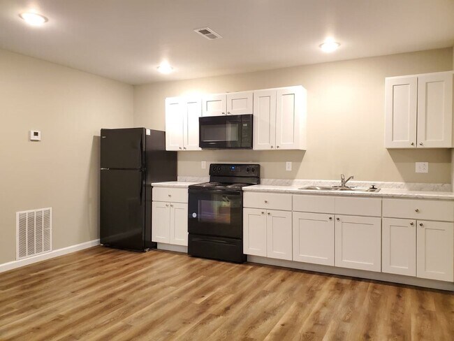 Building Photo - 3 Bed 1 Bath Apartment-Jackson School District