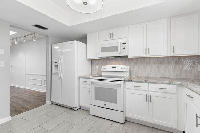 Building Photo - "Spacious 2-Bed, 2-Bath Condo Oasis in Prime Clearwater Location – 55+ COMMUNITY