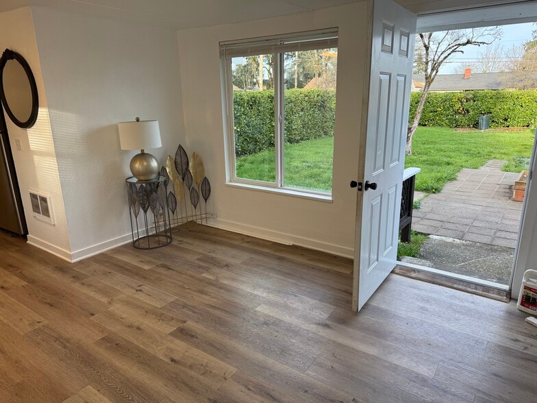 Building Photo - 8323 SE 62nd Ave