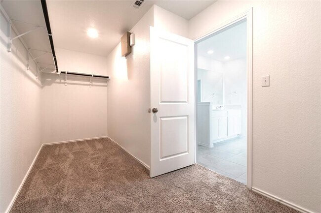Building Photo - 913 Legends Ln