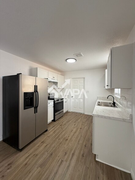 Building Photo - 4907 Stoneleigh Dr