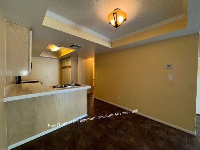 Building Photo - 2 plus 2 condo in lancaster