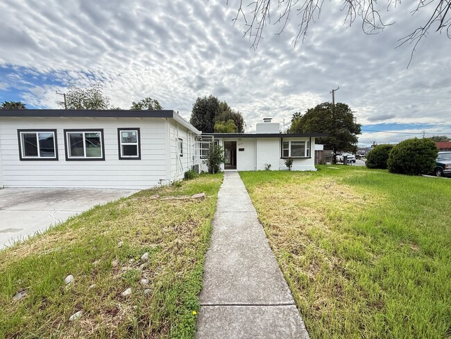 Building Photo - 2598 Dixon Dr