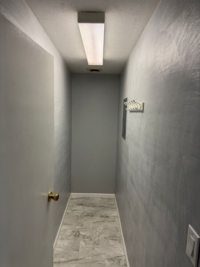 Building Photo - 2nd floor 2 bedroom 1 bath unit