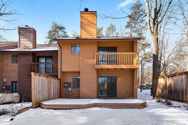 Building Photo - Updated 1800+ sq/ft 3 bdrm 2.5 bath end unit townhome