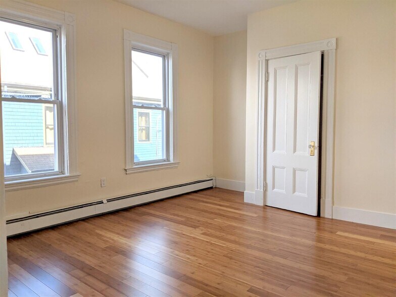 Building Photo - 21 Thorndike St