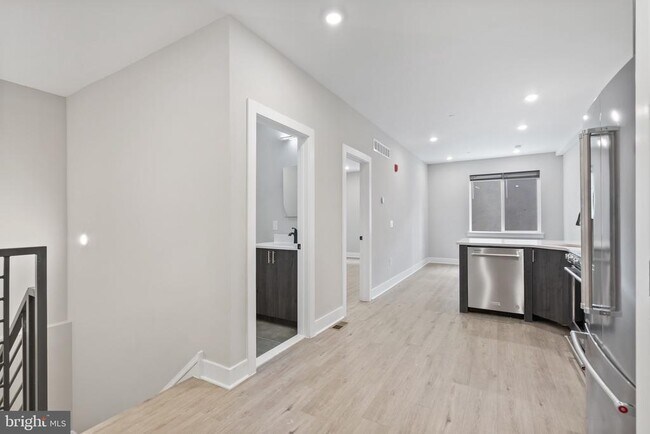 Building Photo - 408 N Front St