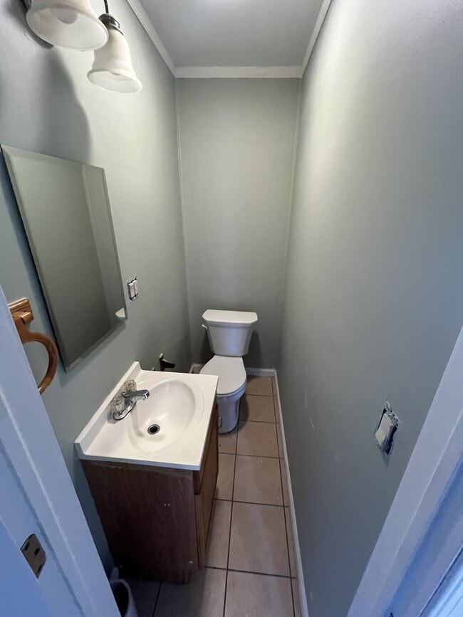 Building Photo - 27 Caroline St