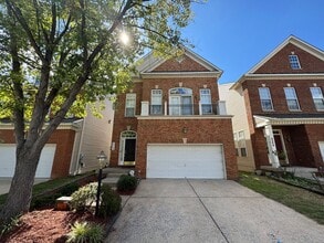 Building Photo - Stunning 4 Bed 3.5 Bath Brick Townhome In Desired Mount Zephyr