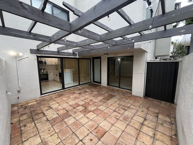 Building Photo - 4702 SW 67th Ave