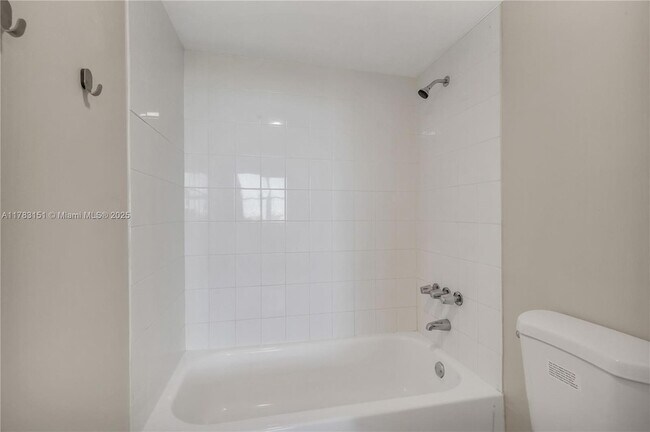 Building Photo - 1300 NE Miami Gardens Dr