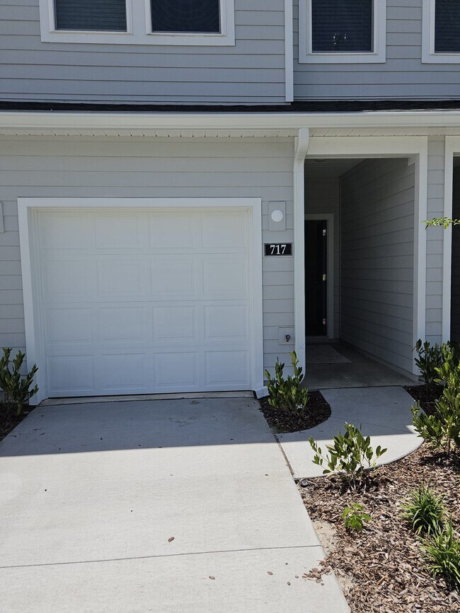 Building Photo - 717 Holly Lakes Dr