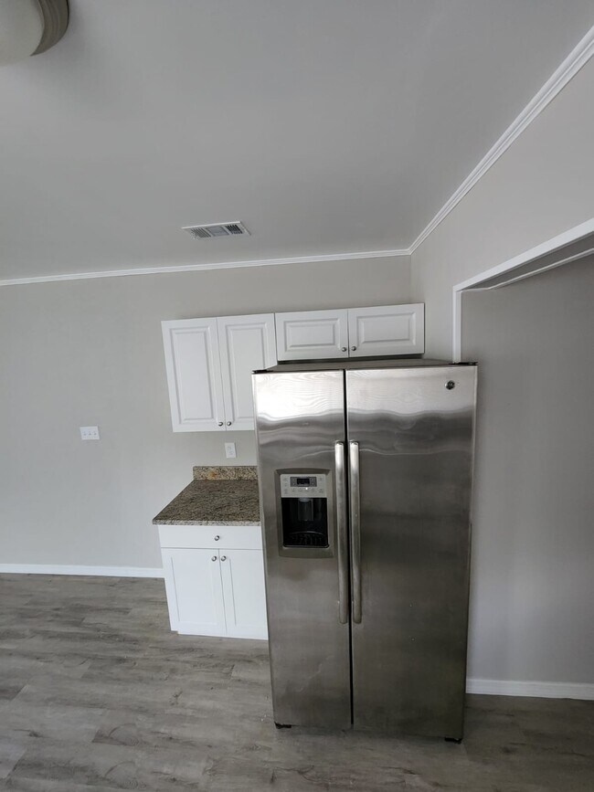 Building Photo - 602 NW 1st Ave