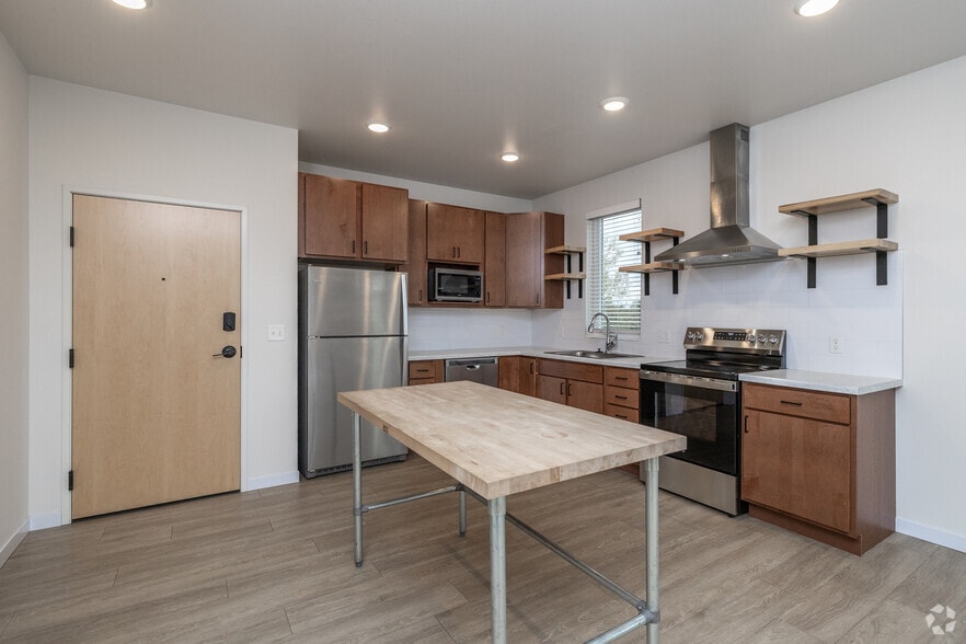 1BR, 1BA - 651SF - Kitchen - Vanné