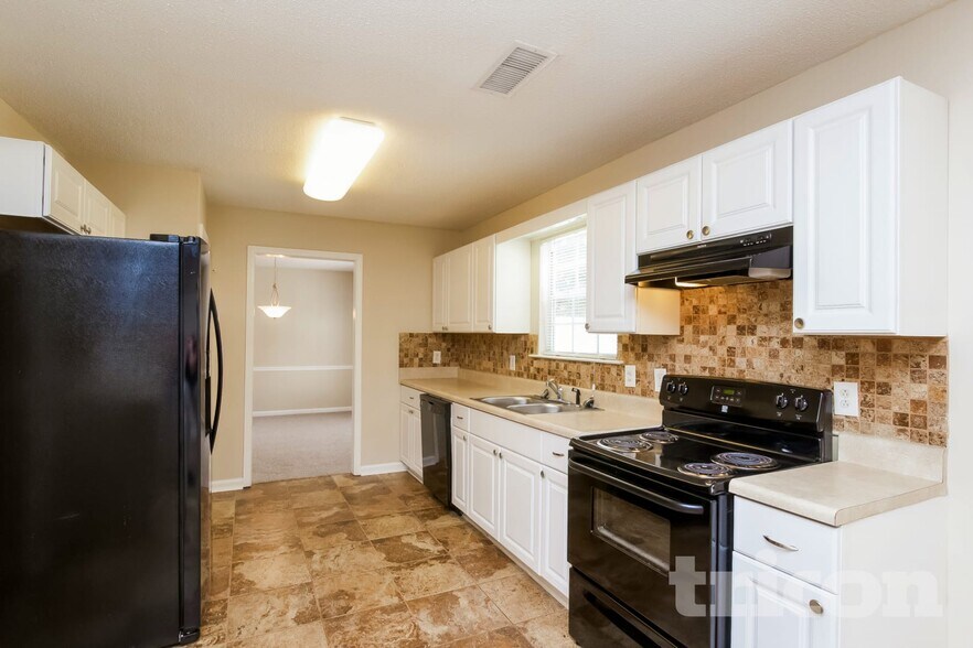 Building Photo - 2198 Colony Dr