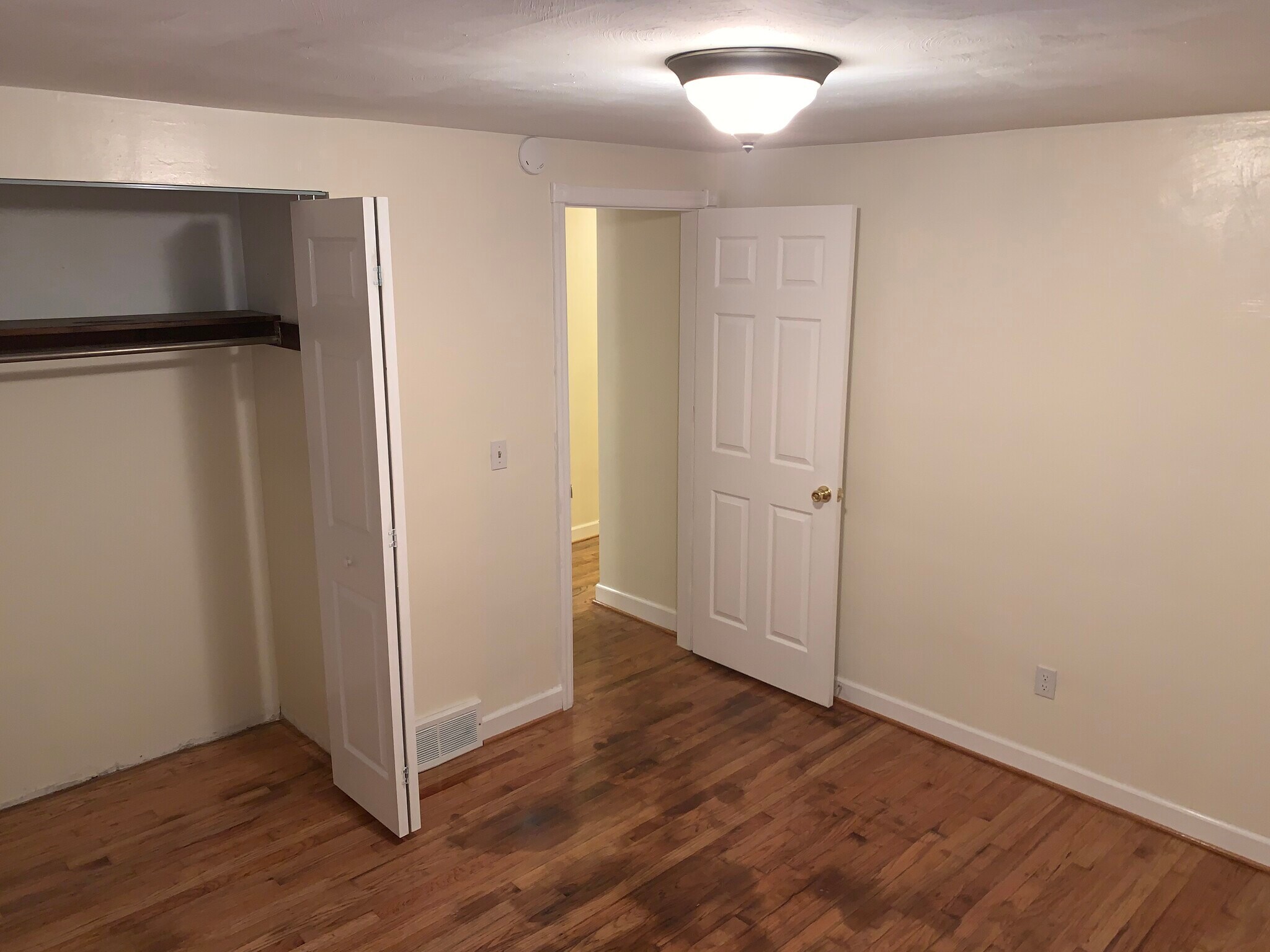 Building Photo - 4268 Sample Ct